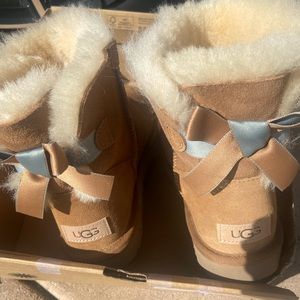 Women’s UGG boots size 8 comes with box.